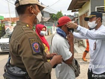 Lurah Pinang Ranti Bagikan Masker